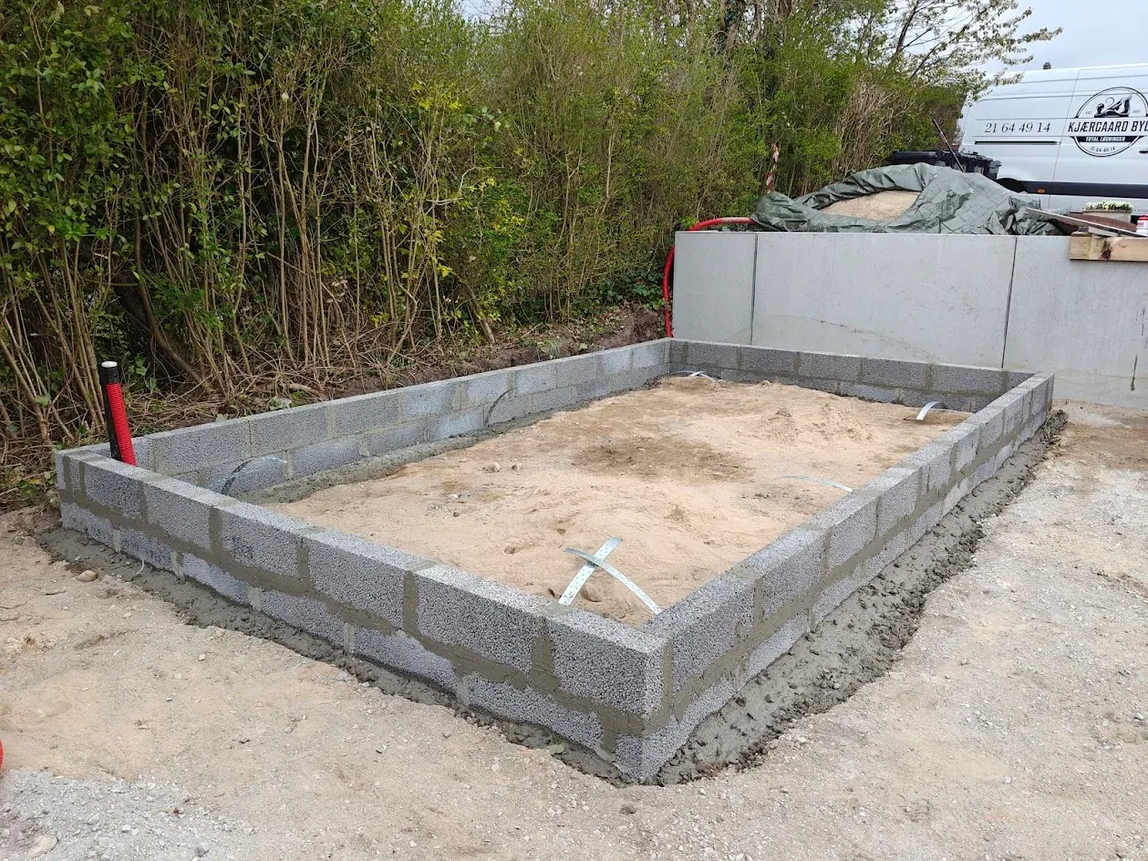 Fundament af letklinkerblokke sat op til terrassen