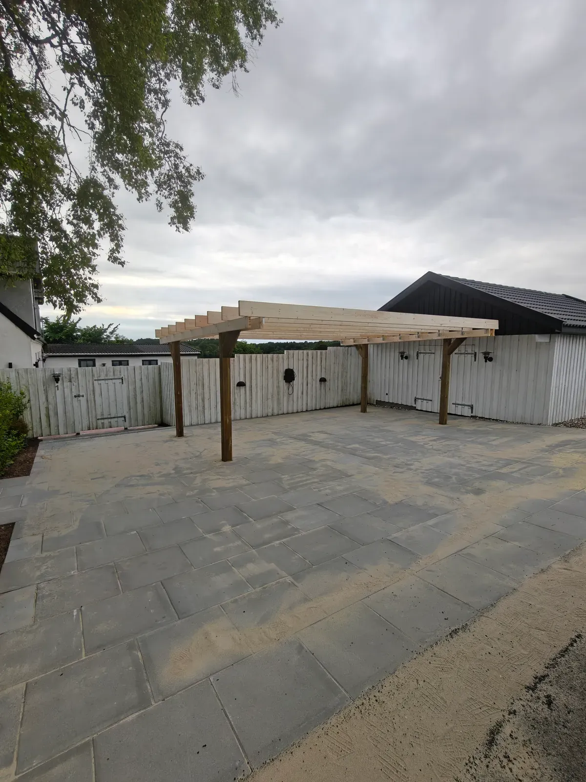 Pladsen gjort klar foran den nye carport