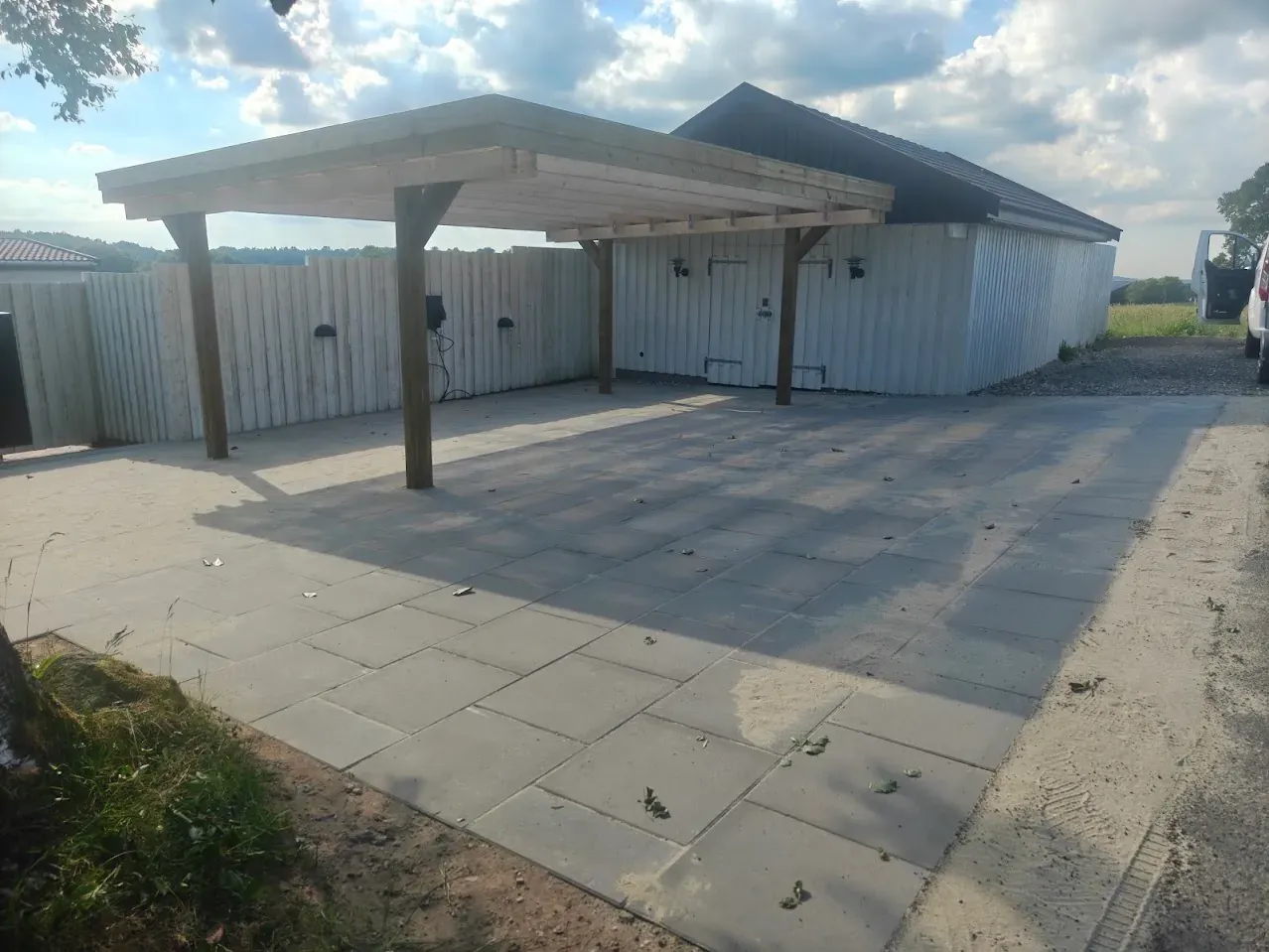 Ny belægning foran carporten set fra indkørslen