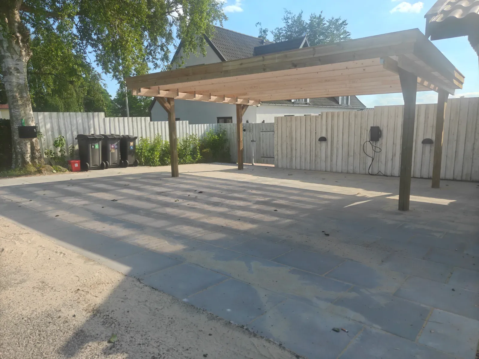 Store betonfliser lagt op til carporten