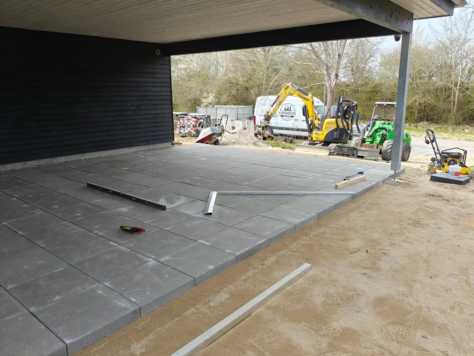 Flisebelægning under udførelse ved carporten