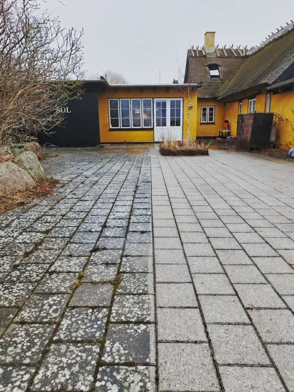 Fliserens under udførelse – den rensede bane står skarpt af
