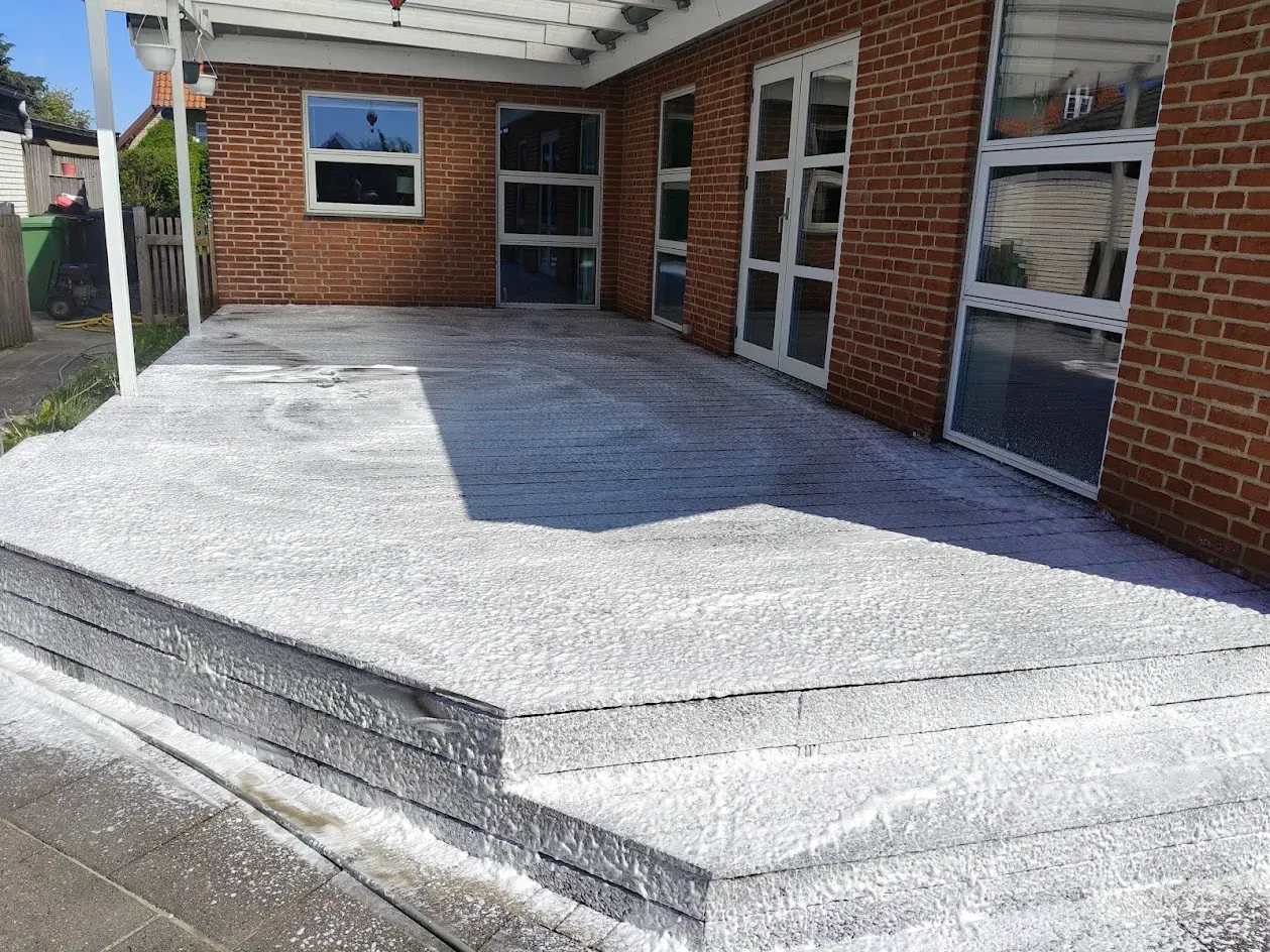 Årlig vedligeholdelsesbehandling af terrasse under serviceaftalen