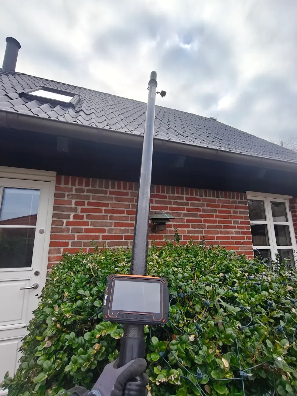Tagrenderens med teleskopstang – renden tømmes fra jorden uden stige