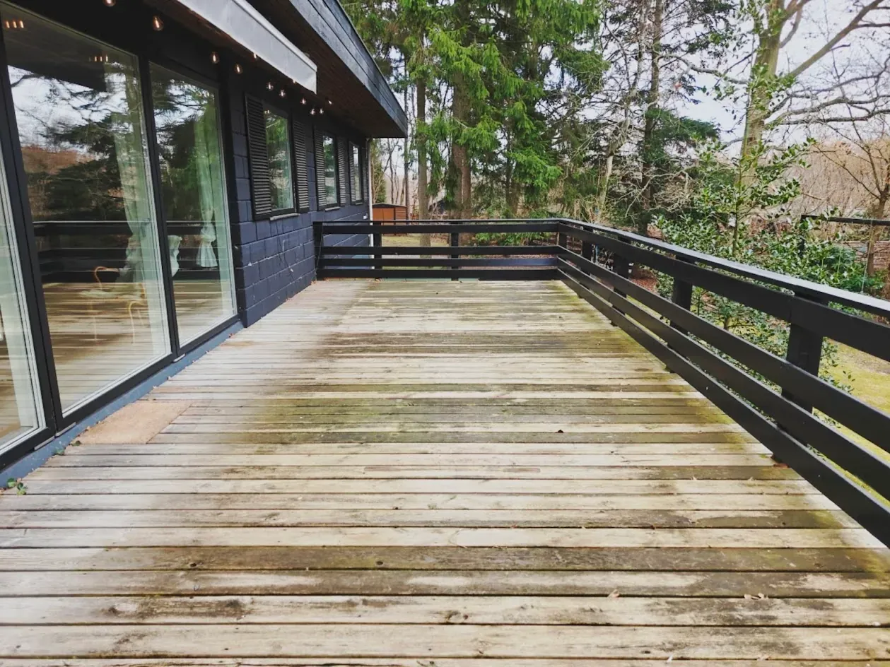 Samme træterrasse efter terrasserens – træet står lyst og rent igen