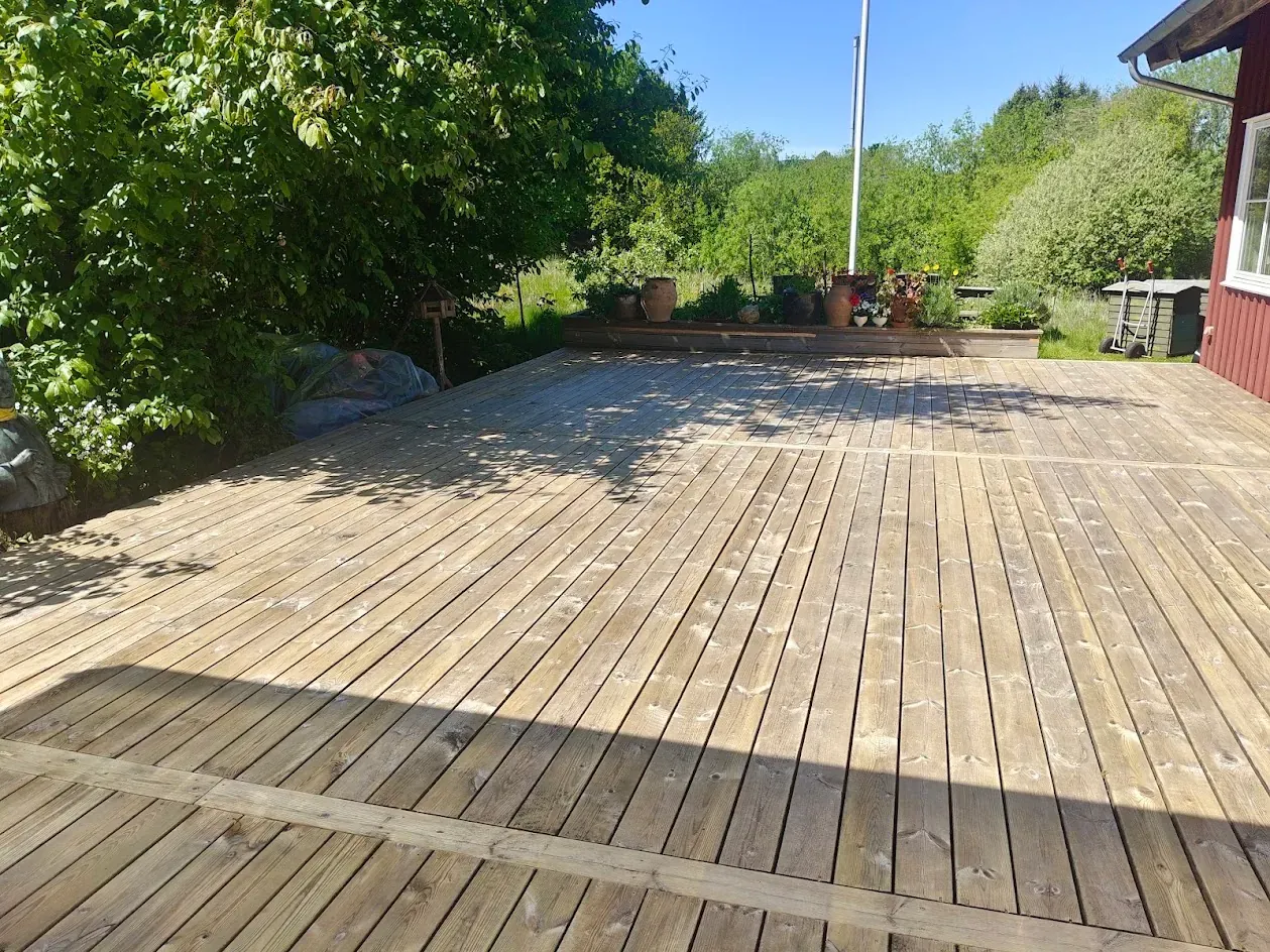 Træterrasse færdigrenset ned til det rene træ