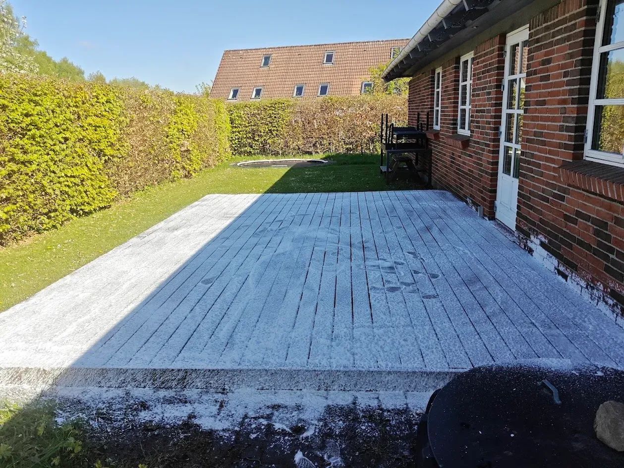 Algebehandling af træterrasse – skummet får lov at virke inden afrensning